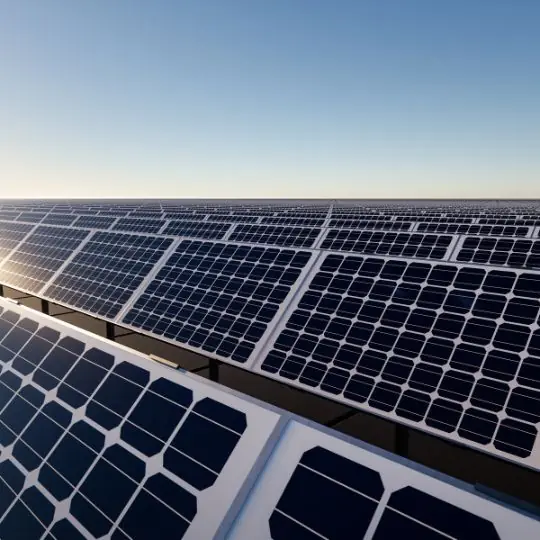 Placas solares de aquecimento de água sob céu azul, instalação e manutenção de aquecimento solar